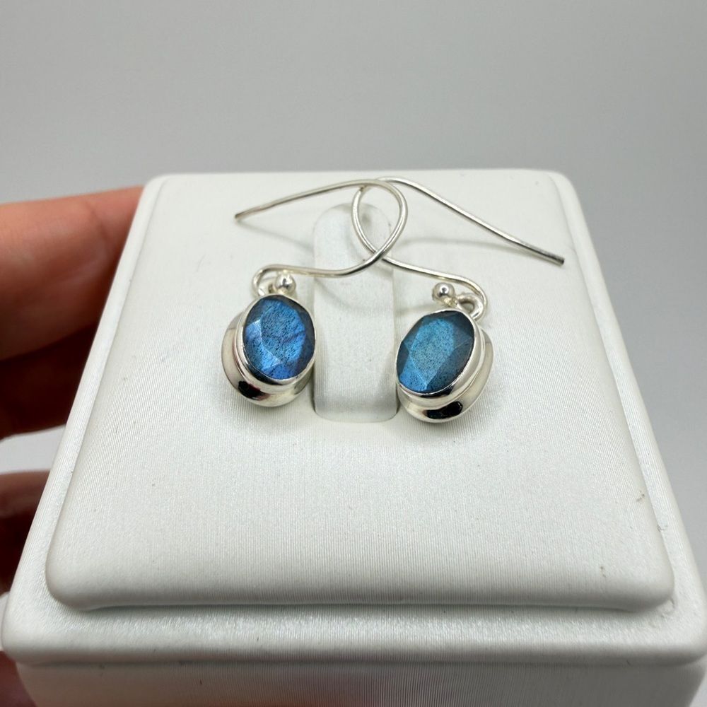 NWOT faceted oval cut 5x8mm labradorite dangle earrings in sterling silver!‎